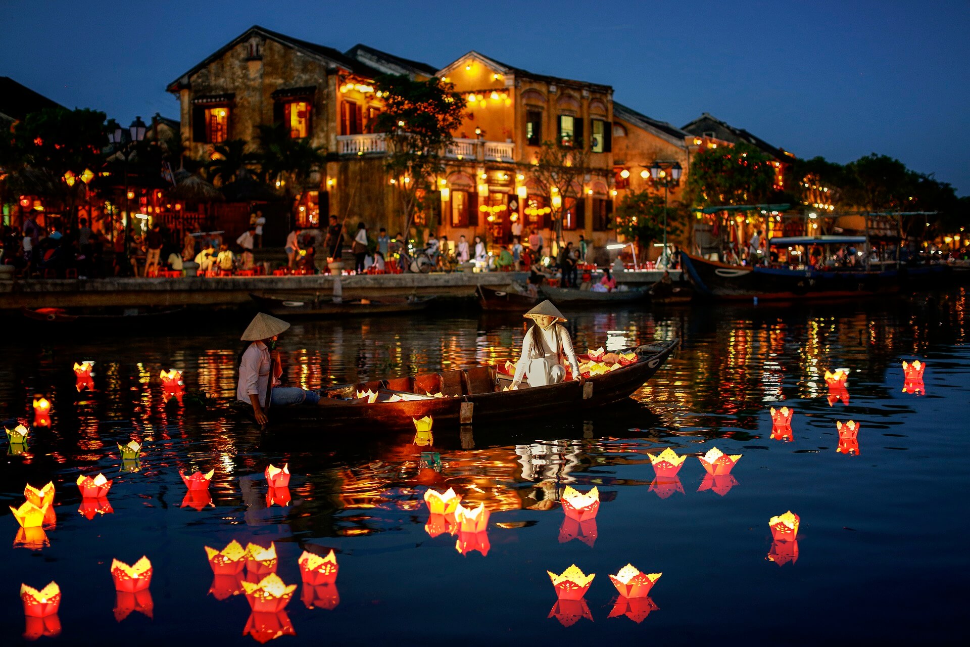 Lantern Boat Ride in Hoi An with glowing lantern reflections on the Thu Bon River