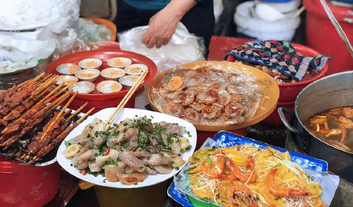 Local food stalls inside Dong Ba Market near the riverside