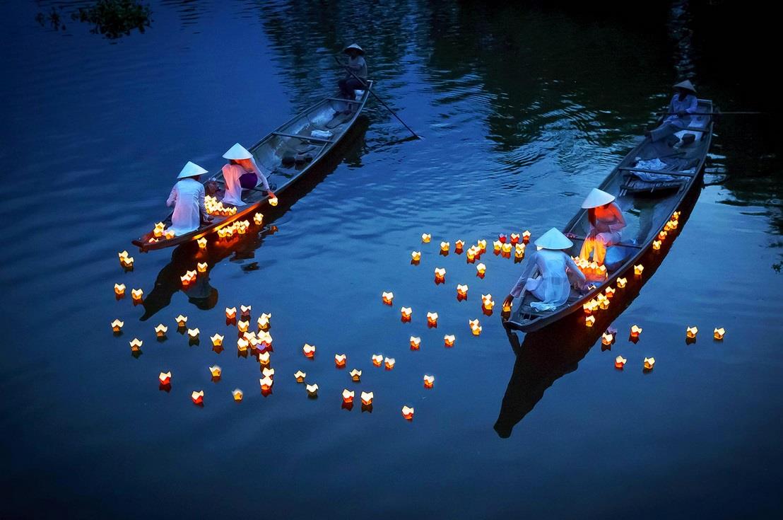 Quiet river scenery during a Lantern Boat Ride in Hoi An