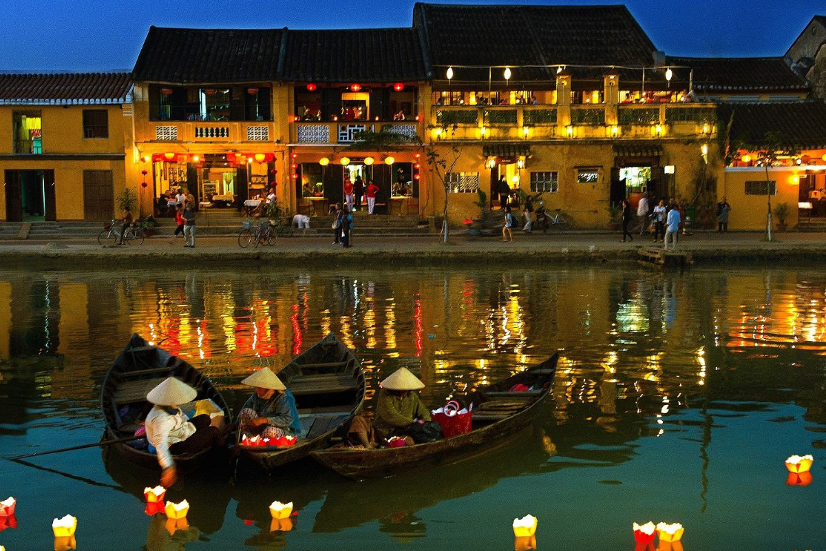 Relaxing cruise along the Hoai River