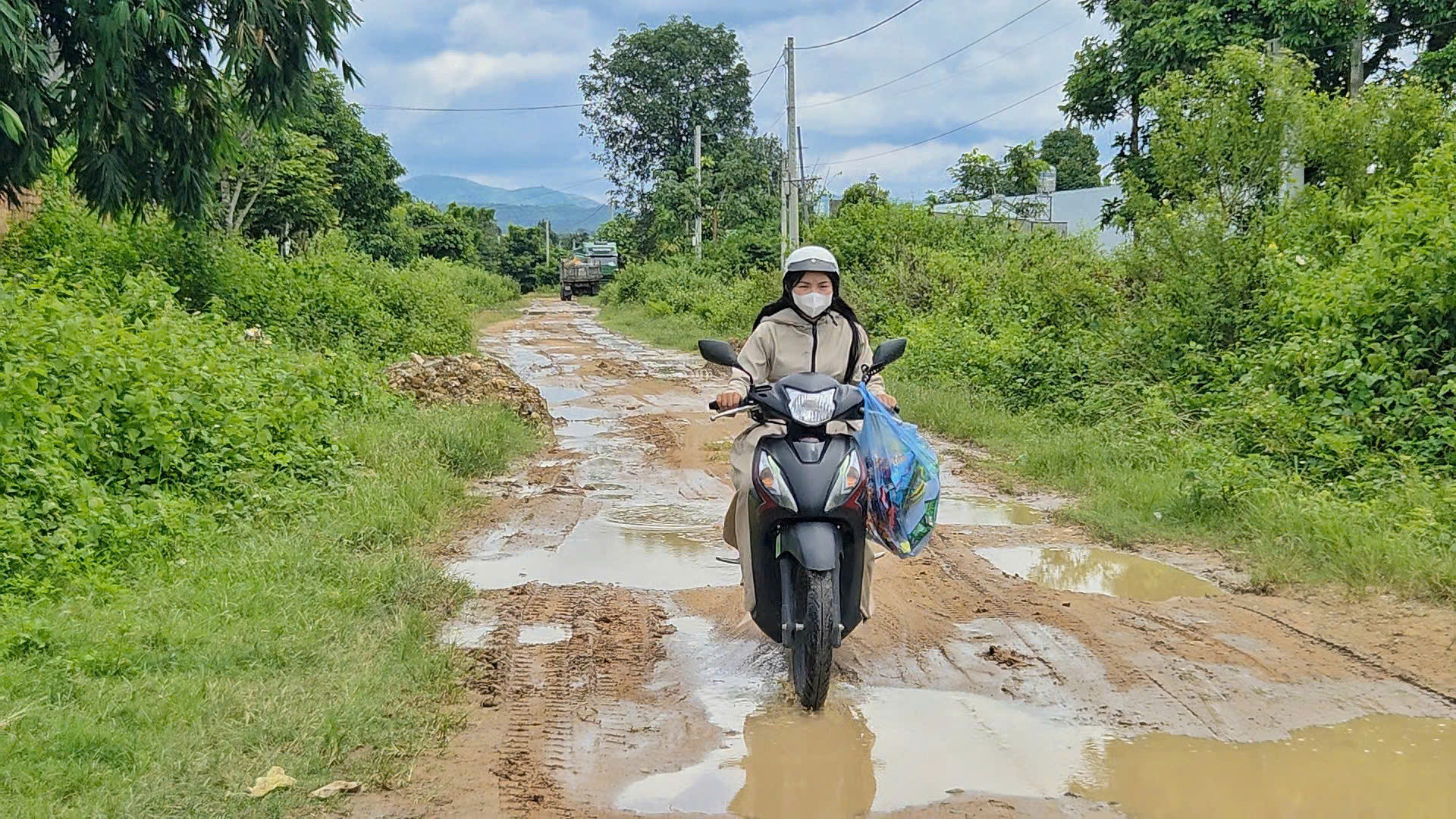 Rustic countryside conditions at Hoi An duck farm