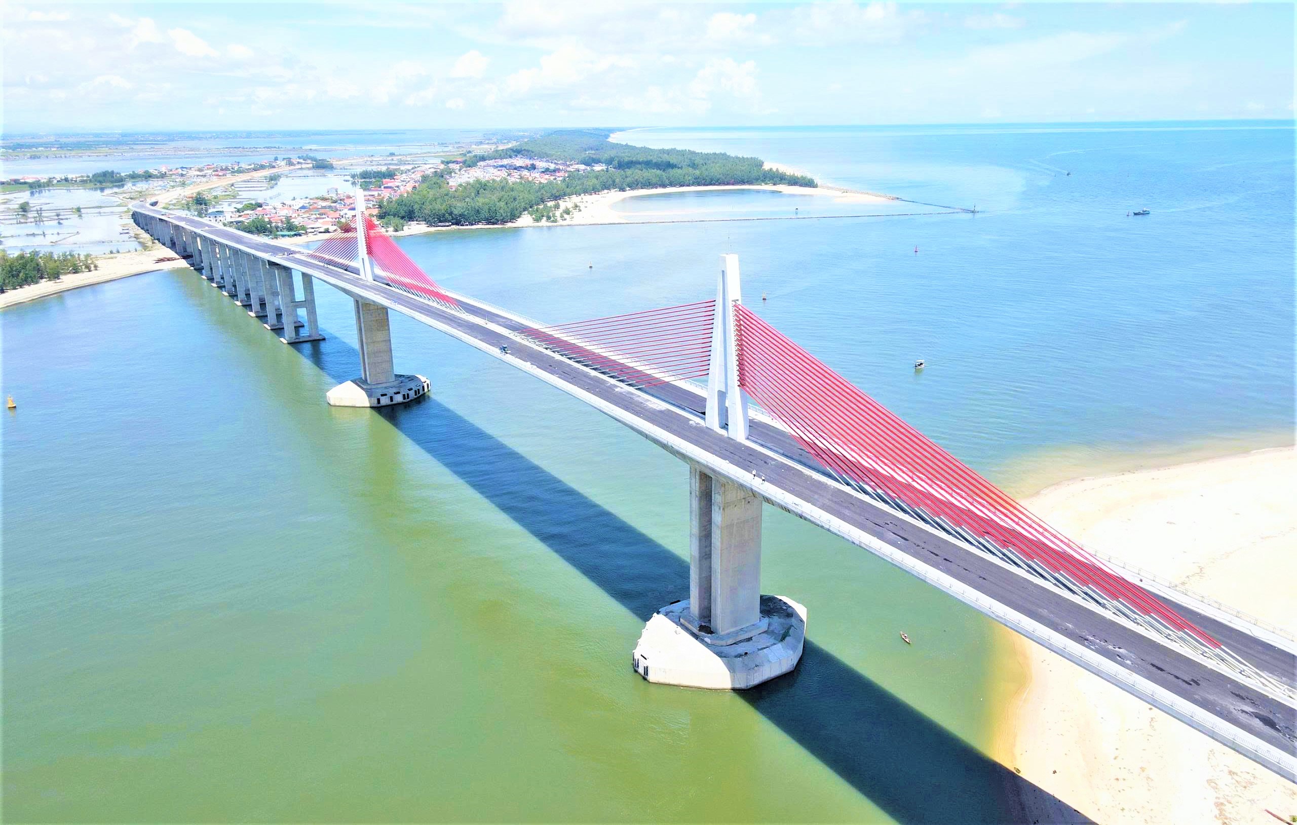 Scenic road connecting Hue and Thuan An Beach