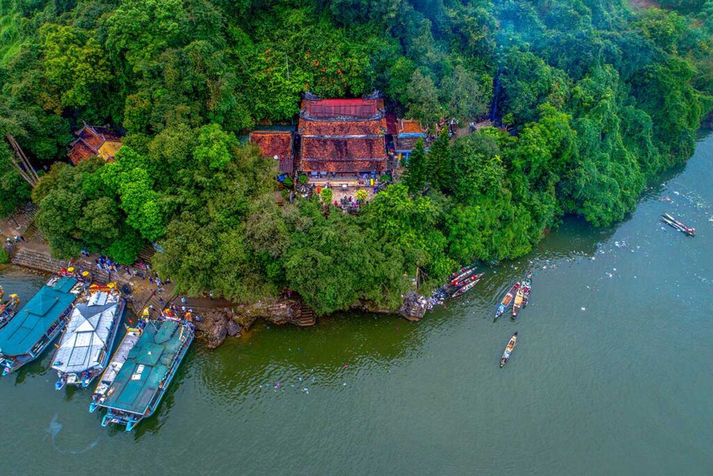 Scenic view of the Perfume River from Hon Chen Temple