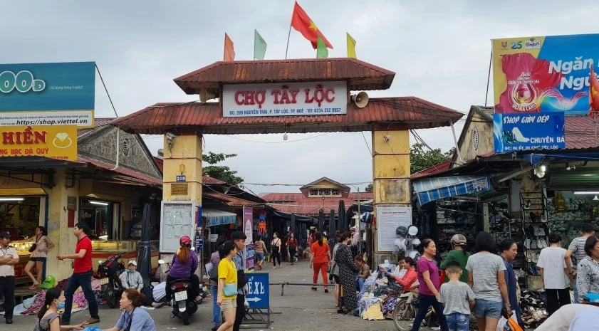Tay Loc Market: A Snacking Paradise in the Citadel
