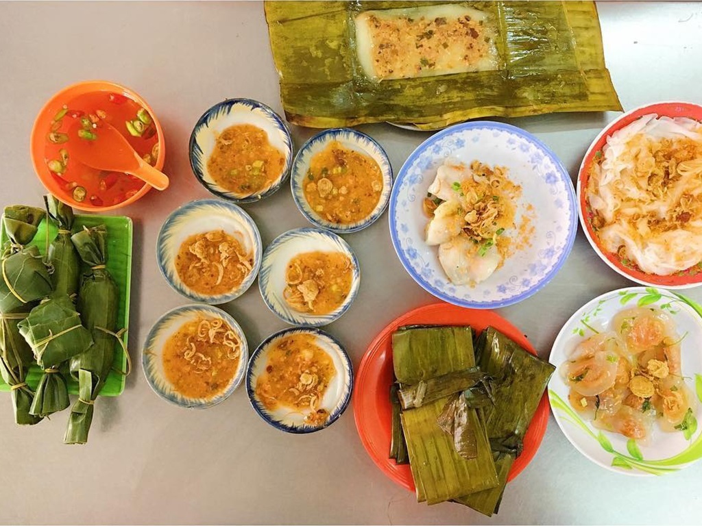 Traditional steamed rice cakes served with shrimp topping in Hue