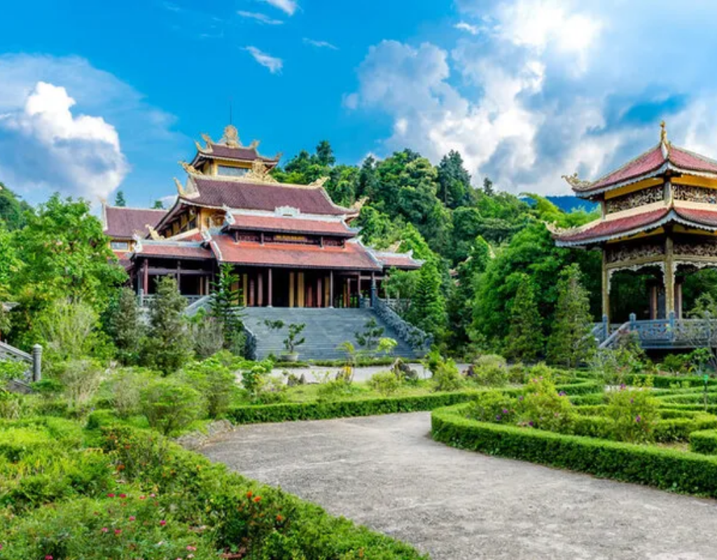 Admire Traditional Buddhist Architecture