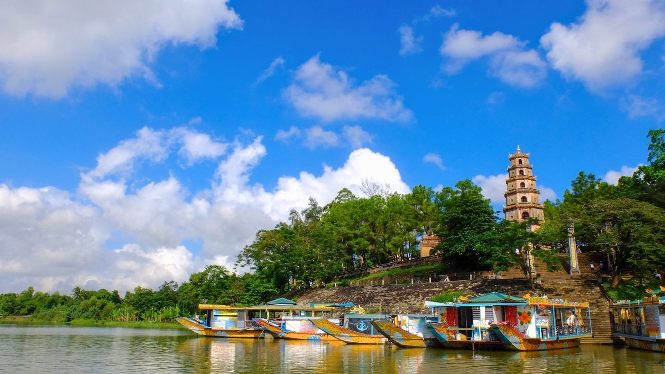 Visit Thien Mu Pagoda by Boat