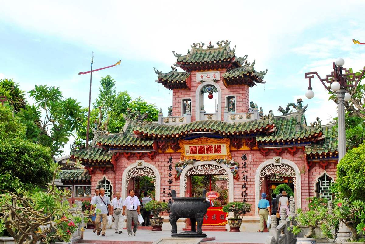 Walking route connecting iconic temples and cultural landmarks in Hoi An
