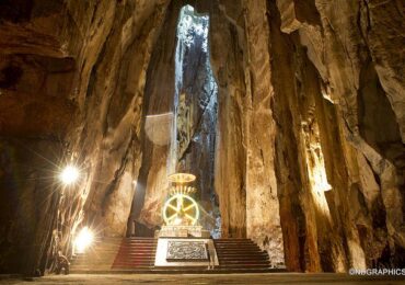 Marble Mountains, Am Phu Cave, and Monkey Mountain offer a unique journey through Da Nang’s natural and cultural wonders. Am Phu Cave, located within the Marble Mountains, is known for its dramatic and mysterious atmosphere.