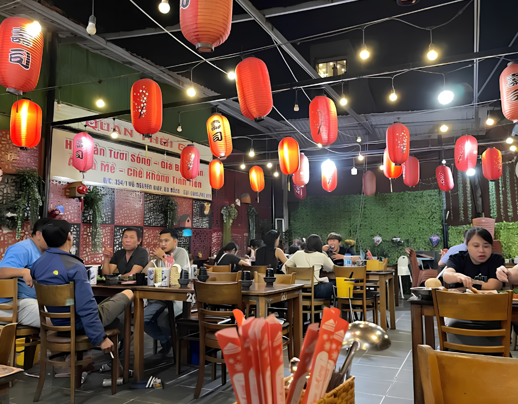 Thời Cổ offers a flexible setting for a casual seafood dinner.