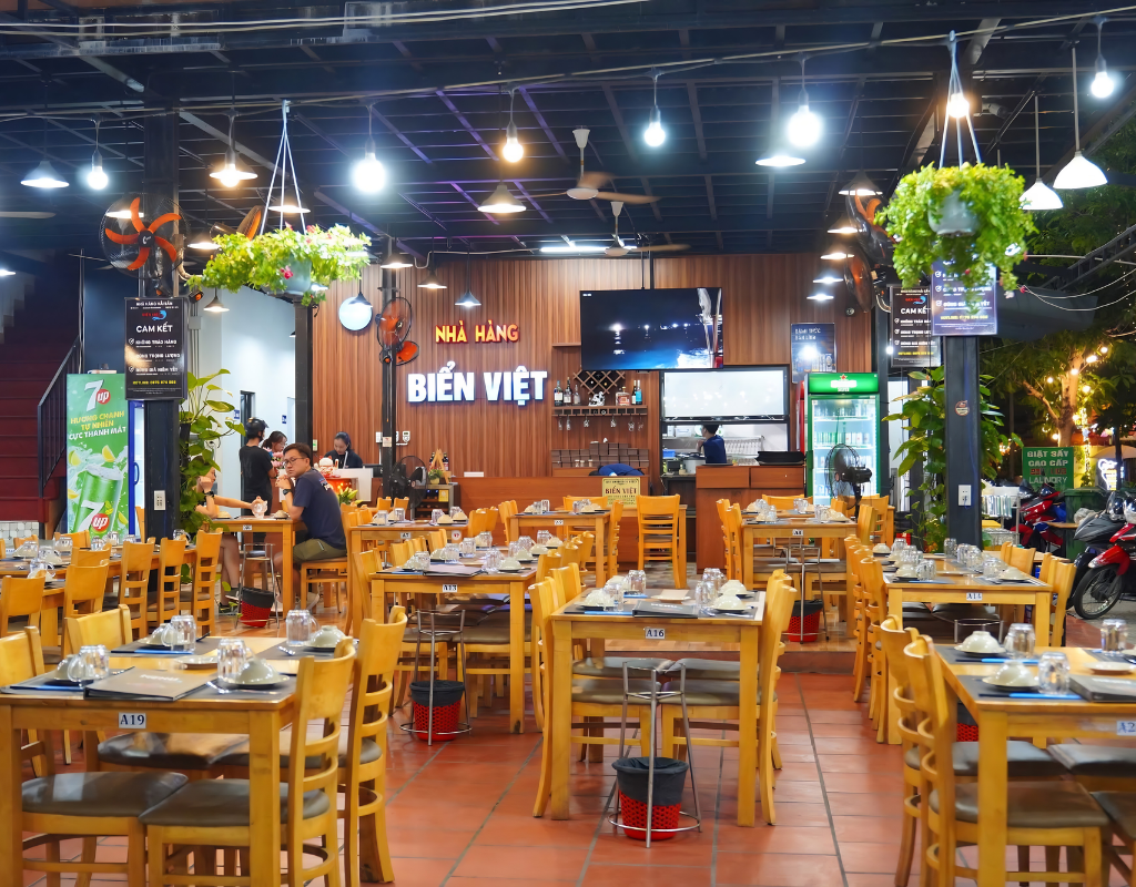 A shared seafood meal at Biển Việt near the An Thuong neighborhood.