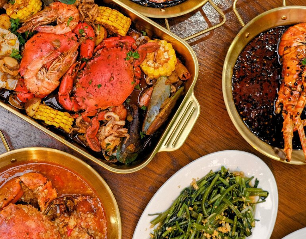 LANG CUA provides a convenient seafood stop around the Ngu Hanh Son area.