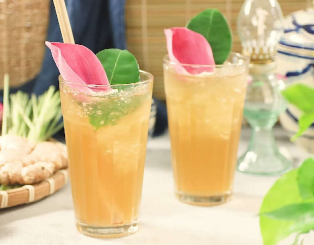 Mot Herbal Drink – A refreshing herbal tea infused with lemongrass, ginger, lime, and lotus leaves, perfect for a hot day.
