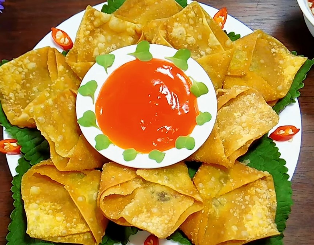 Wonton – Crispy or steamed wontons topped with a savory tomato-based sauce and fresh herbs.