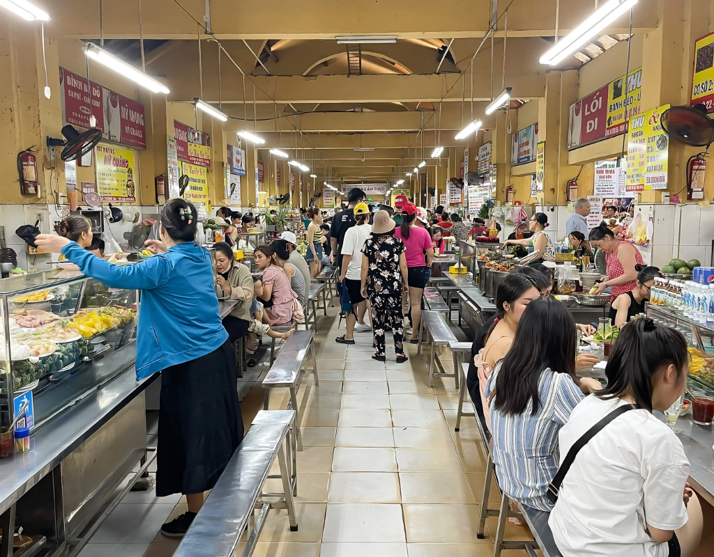 A few practical tips can help travelers enjoy Da Nang’s street food with confidence and ease.