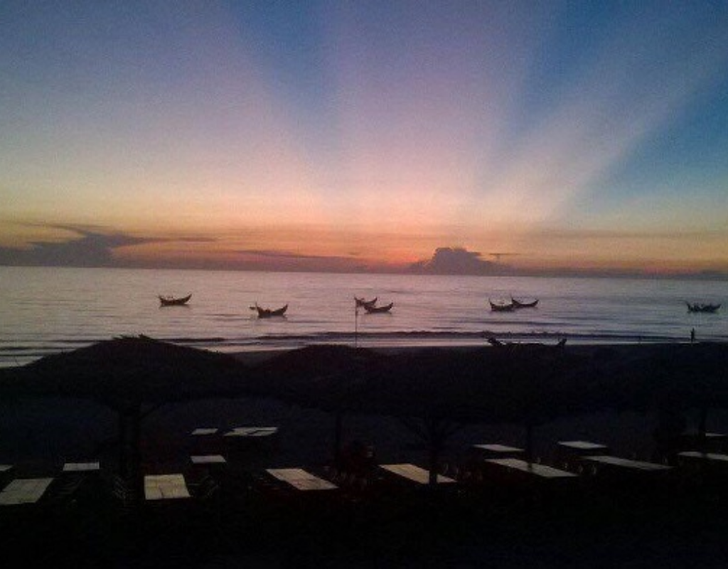 Best Things to Do at Vinh Thanh Hue Beach - Watch the Sunrise